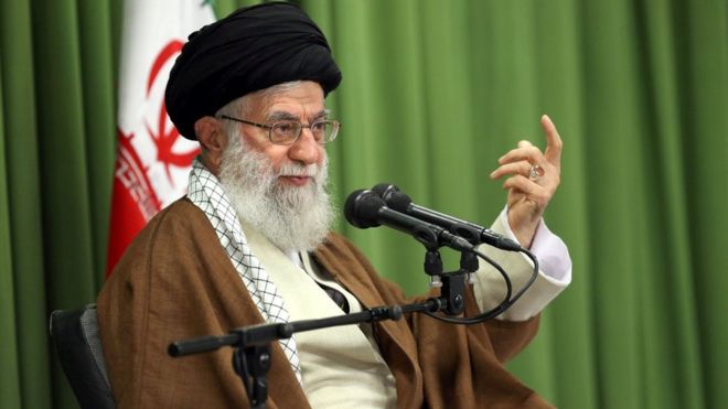 Kiongozi mkuu wa dini katika serikali ya Iran, Ayatollah Ali Khamenei akilihutubia taifa. Picha na BBC.