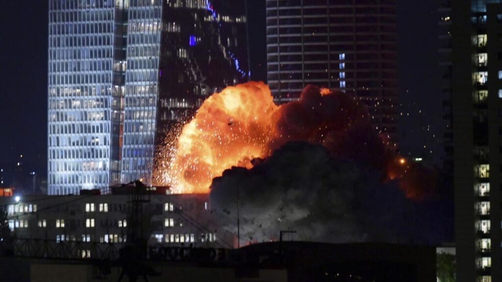 Milipuko imesikika ndani ya mji wa Tel Aviv saa kadhaa zilizopita kuashiria Iran wamejibu mapigo.