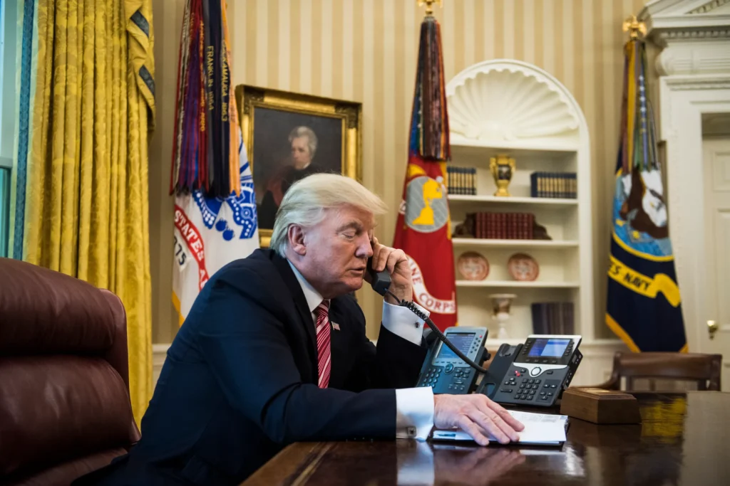 Rais wa Marekani, Donald Trump akiwa kwenye simu ya moja kwa moja katika Oval Office, Ikulu ya Marekani. Picha na White House.