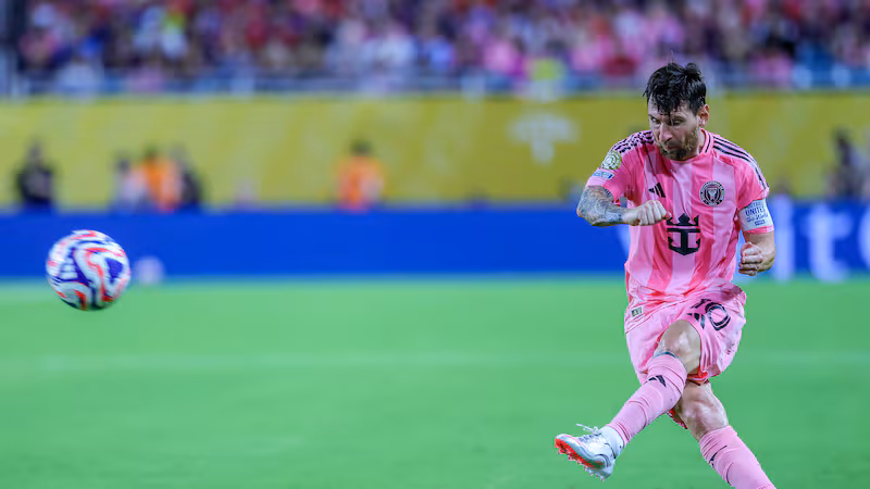 Nguli wa soka, Lionel Messi wa Inter Miami akipiga mpira wa adhabu dhidi ya Al Ahly ya Misri katika mchezo wa ufunguzi.