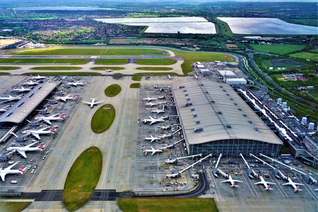 Ndege za mashirika mbali mbali zikiwa ardhini tayari kwa safari zijazo katika uwanja wa ndege wa Heathrow jijini London, Uingereza.