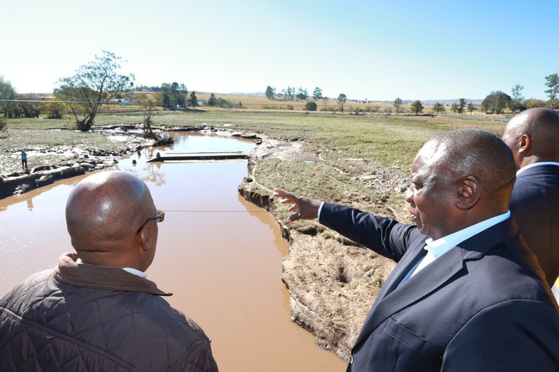Rais Cyril Ramaphosa alitembelea maeneo ya Eastern Cape kushuhudia na kuwapa pole wananchi kwa kukumbana na athari za mafuriko. Ameahidi kutoa msaada wa kimkakati katika kipindi hiki.