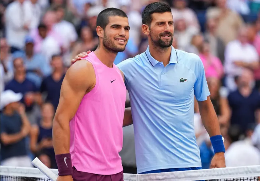 Novac Djokovic na Carlos Alcaraz katika picha ya pamoja baada ya nusu fainlai ya US Open ambayo Alcaraz alimburuza gwiji huyo katika seti tatu.