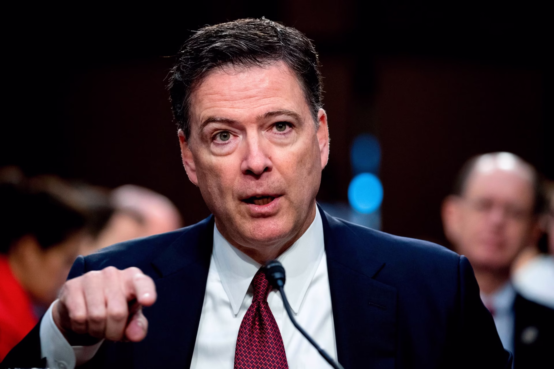 Kiongozi wa zamani wa FBI James Comey akitoa maelezo mbele ya Congress